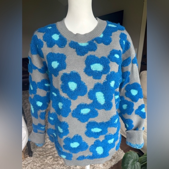 &merci Sweaters - &merci SMALL Gray Crew Neck Sweater With Royal Blue and Turquoise Mod Flowers